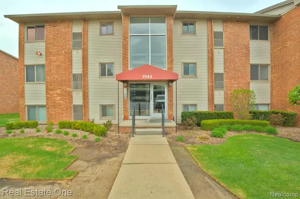 1944 KLINGENSMITH Road, Bloomfield Hills, MI 48302