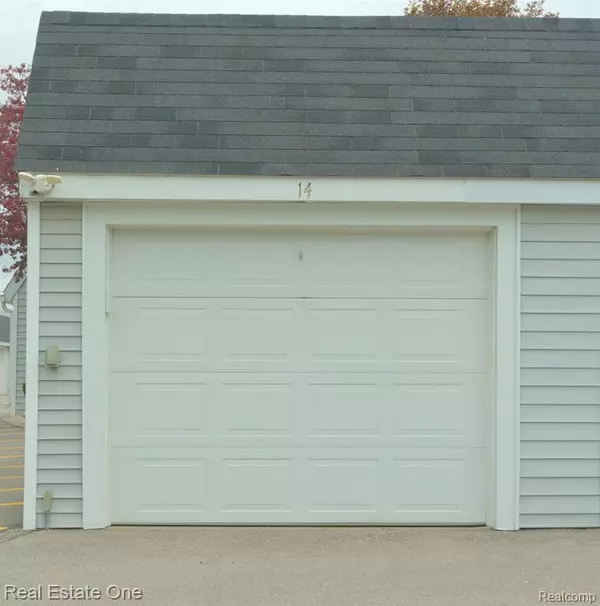 Waterford, MI 48328,3553 PORT COVE Drive