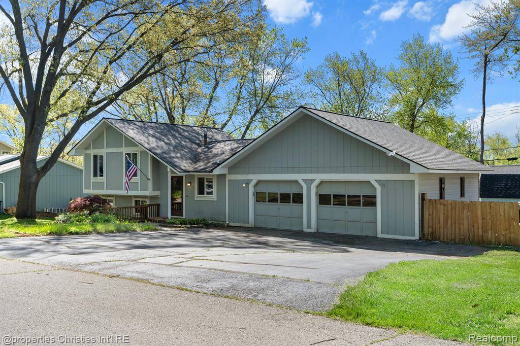 West Bloomfield, MI 48324,6785 GRASSLAND Avenue