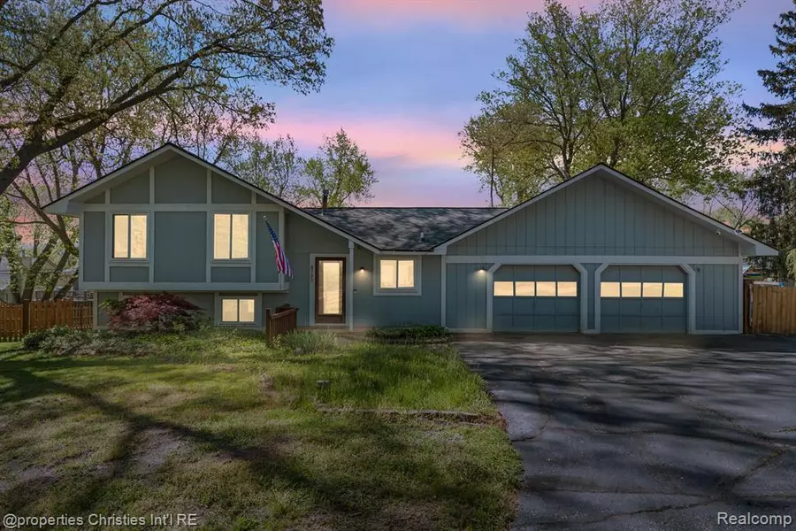 6785 GRASSLAND Avenue, West Bloomfield, MI 48324