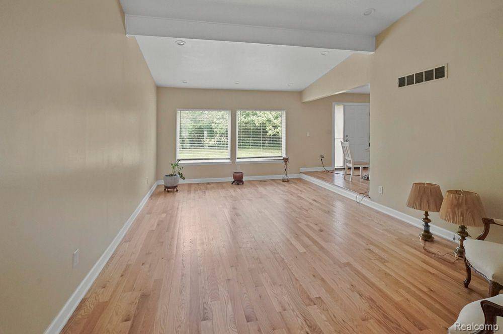 Southfield, MI 48076,29290 PRESTWICK Street