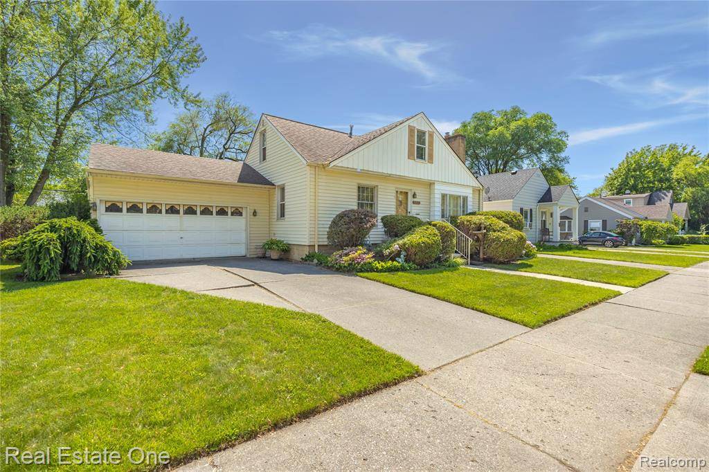2209 RIDGEMONT Road, Grosse Pointe Woods, MI 48236