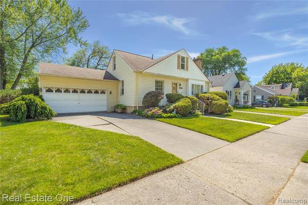 2209 RIDGEMONT Road, Grosse Pointe Woods, MI 48236