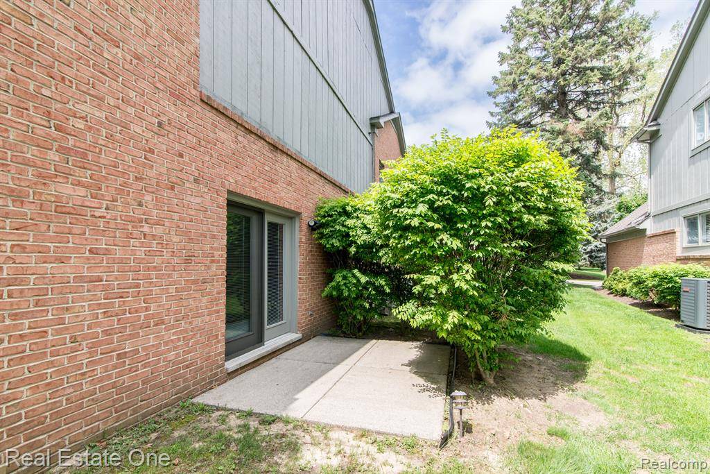 Farmington Hills, MI 48331,28262 BURTON Lane