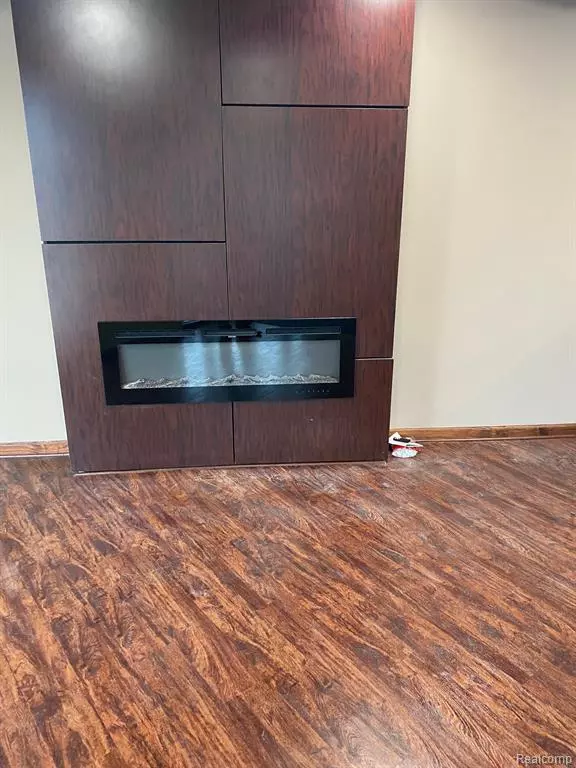 Birmingham, MI 48009,33233 WOODWARD Avenue