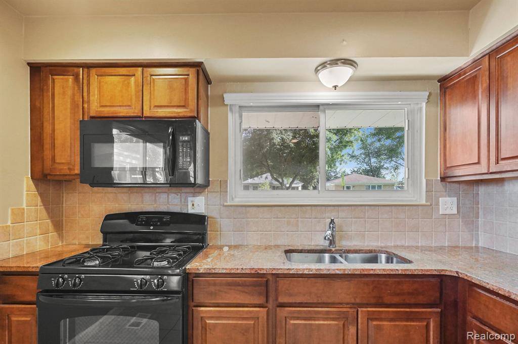 Oak Park, MI 48237,14210 MANHATTAN Street
