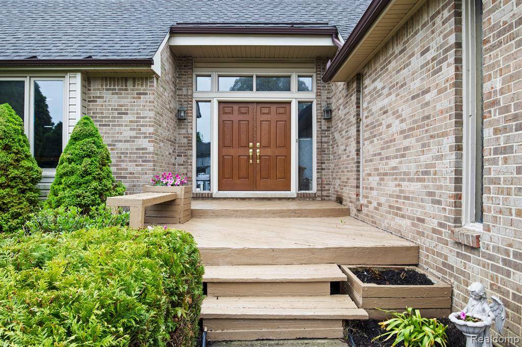 West Bloomfield, MI 48323,4578 PINE VILLAGE Drive