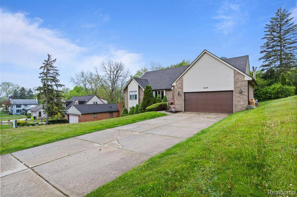 West Bloomfield, MI 48323,4578 PINE VILLAGE Drive