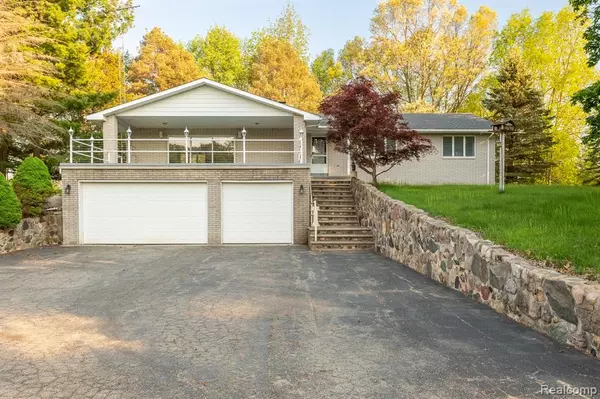 20469 BARTON Road, Pinckney, MI 48169