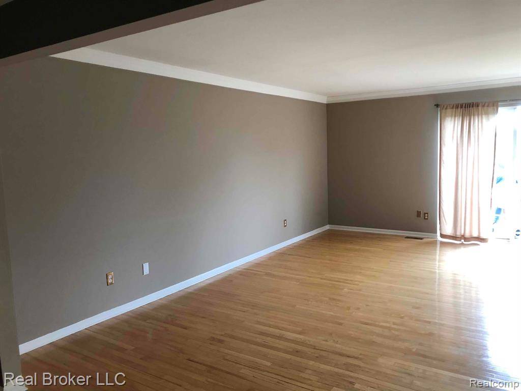 Bloomfield Hills, MI 48304,430 FOX HILLS N Drive
