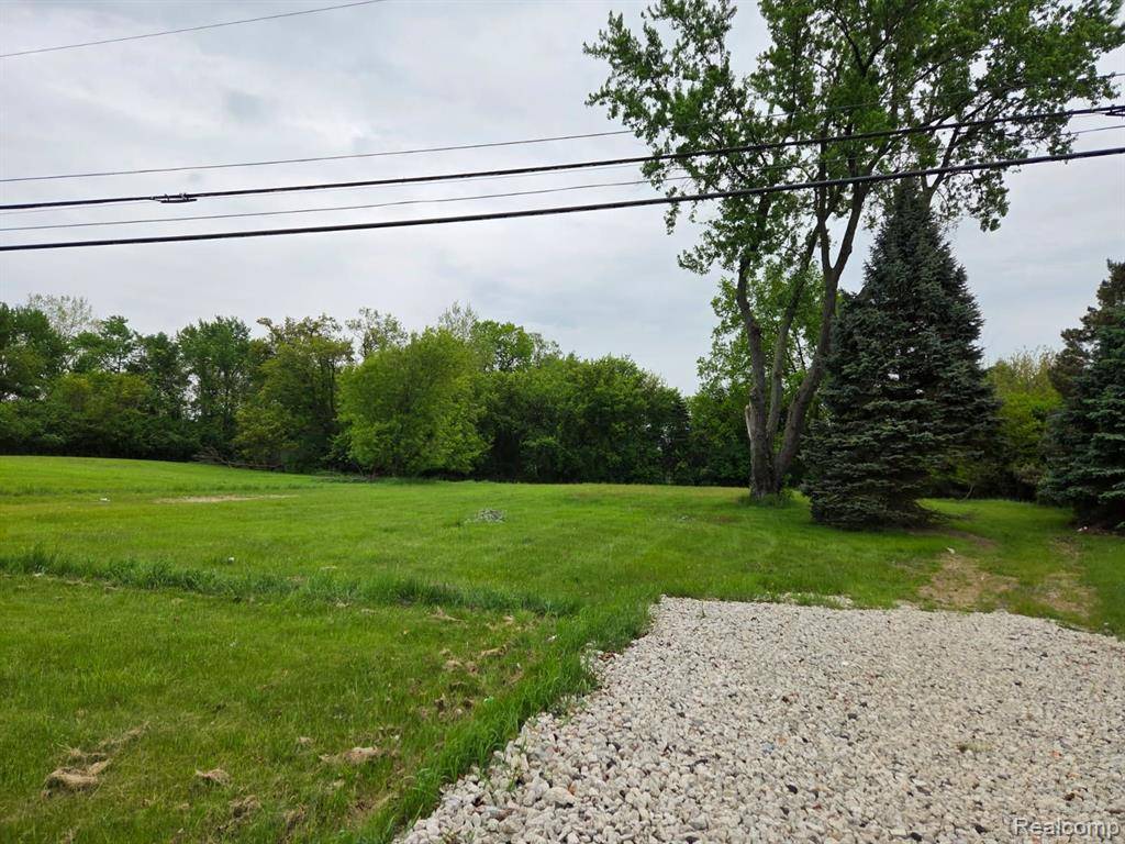 West Bloomfield, MI 48323,7585/7548 Pontiac Trail