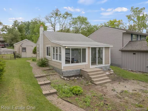 8870 RUSHSIDE Drive, Pinckney, MI 48169