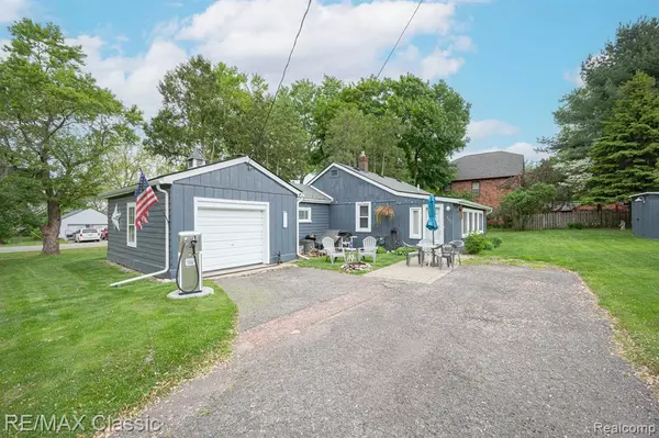 Walled Lake, MI 48390,406 COMMON Street