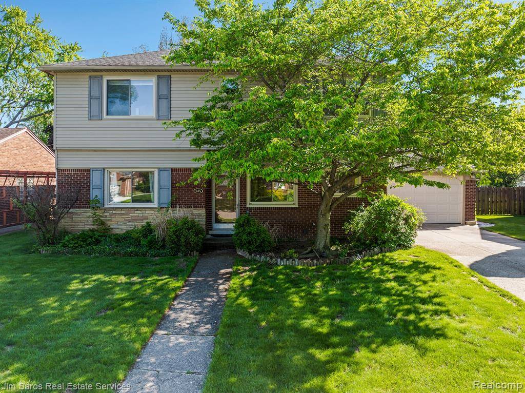 935 S BRYS Drive, Grosse Pointe Woods, MI 48236