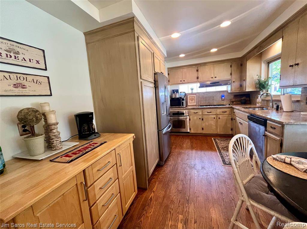 Grosse Pointe Woods, MI 48236,935 S BRYS Drive