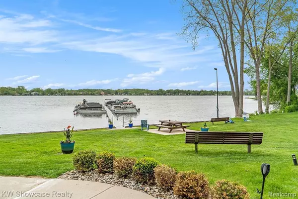 Walled Lake, MI 48390,895 S PONTIAC Trail
