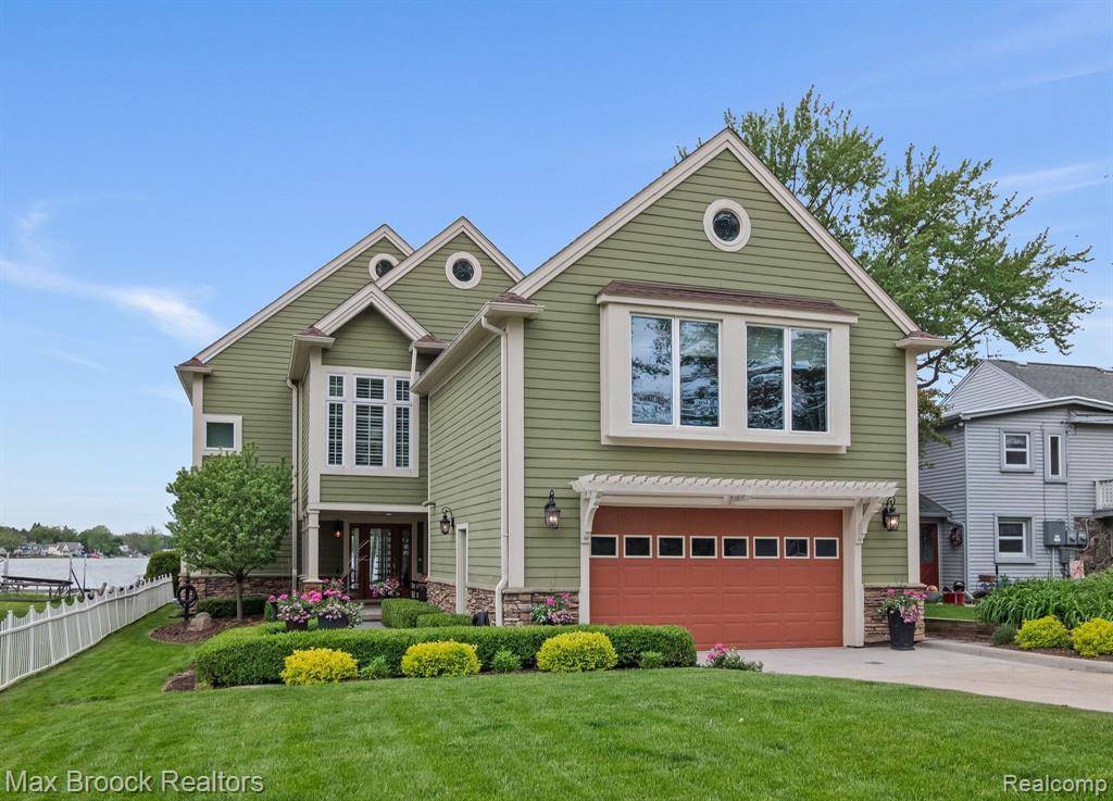 9522 Silverside, South Lyon, MI 48178