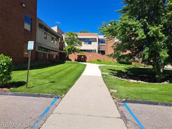 Farmington Hills, MI 48334,32905 W 12 MILE W Road
