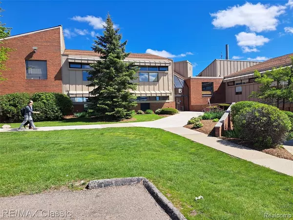 Farmington Hills, MI 48334,32905 W 12 MILE W Road