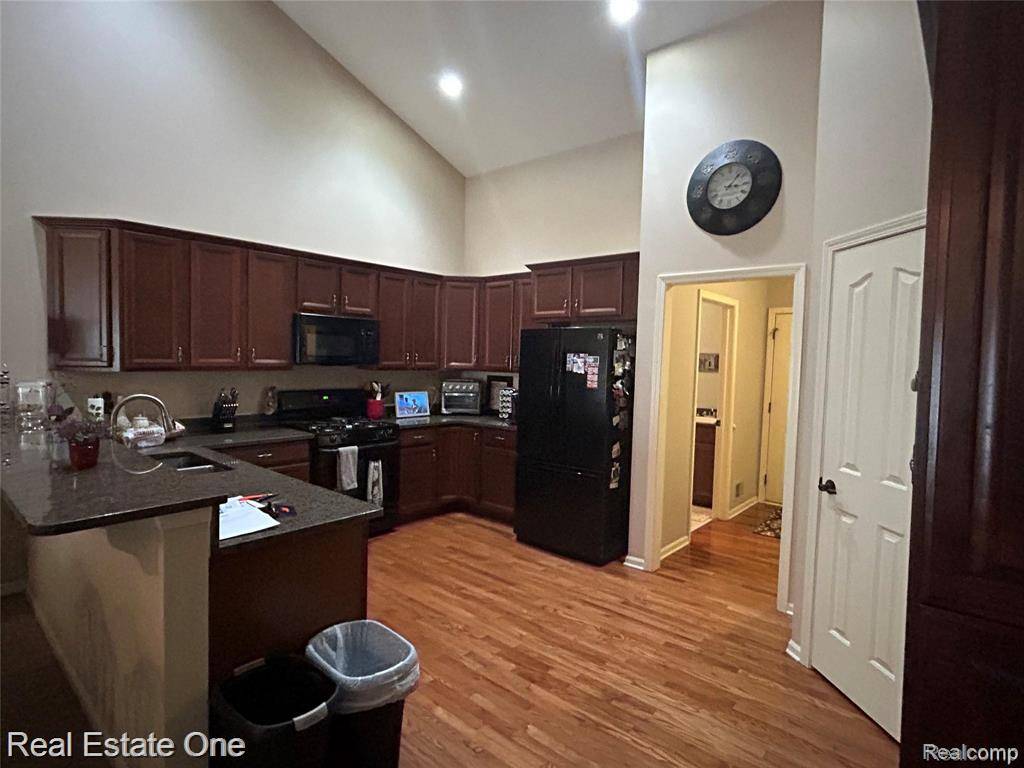 Milford, MI 48381,748 KNOLLS LANDING Drive