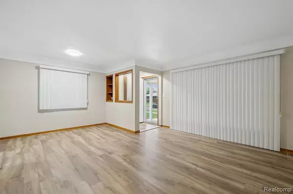 Dearborn Heights, MI 48127,8356 GLENGARY Street