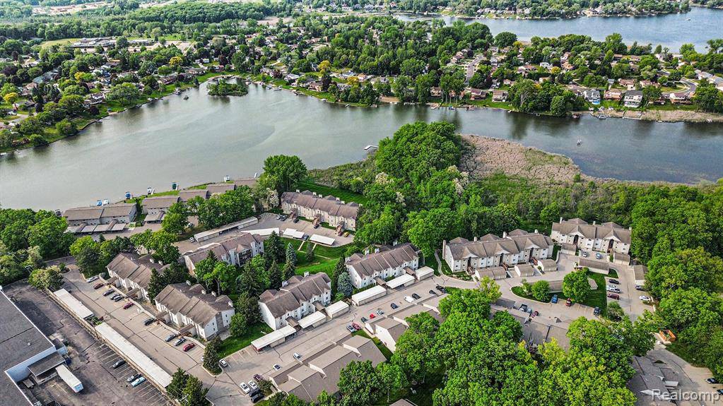 Waterford, MI 48329,4977 OAK HILL Drive