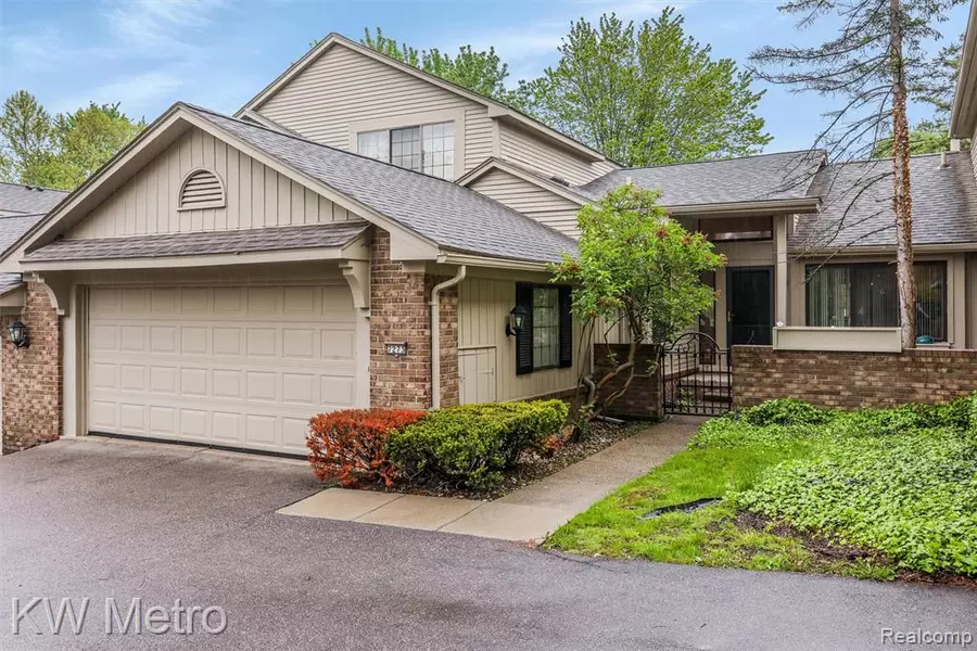 7273 CREEKS BEND Court, West Bloomfield, MI
