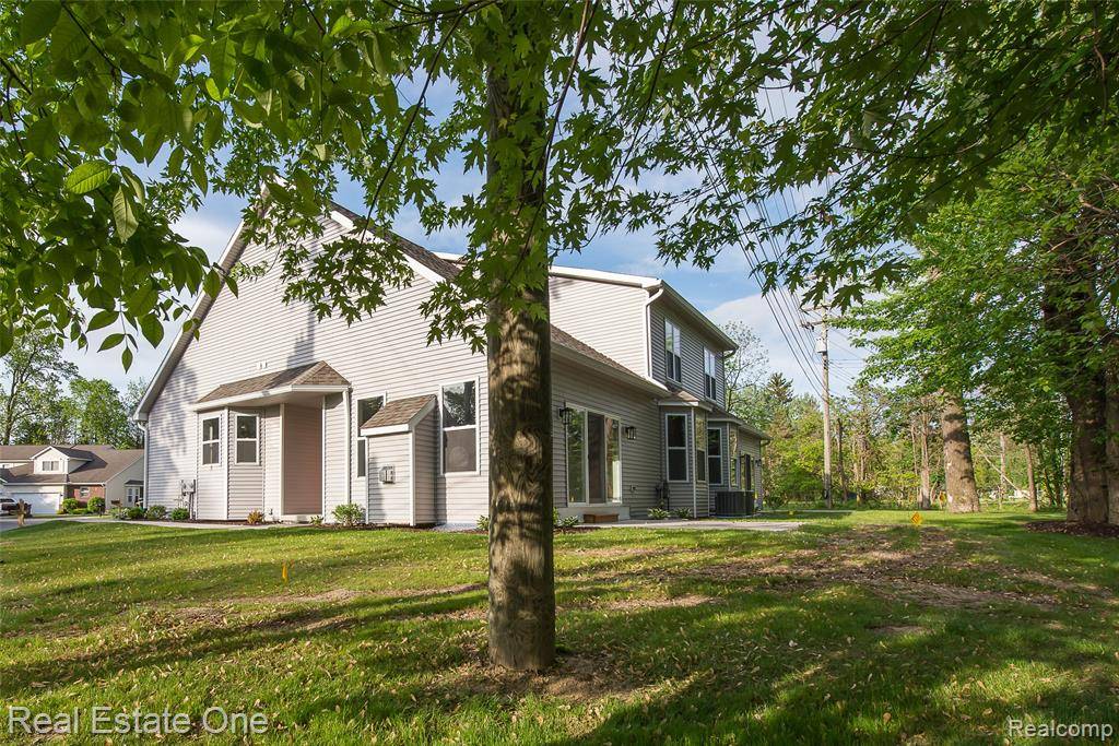 Howell, MI 48843,527 INDIAN OAKS Drive