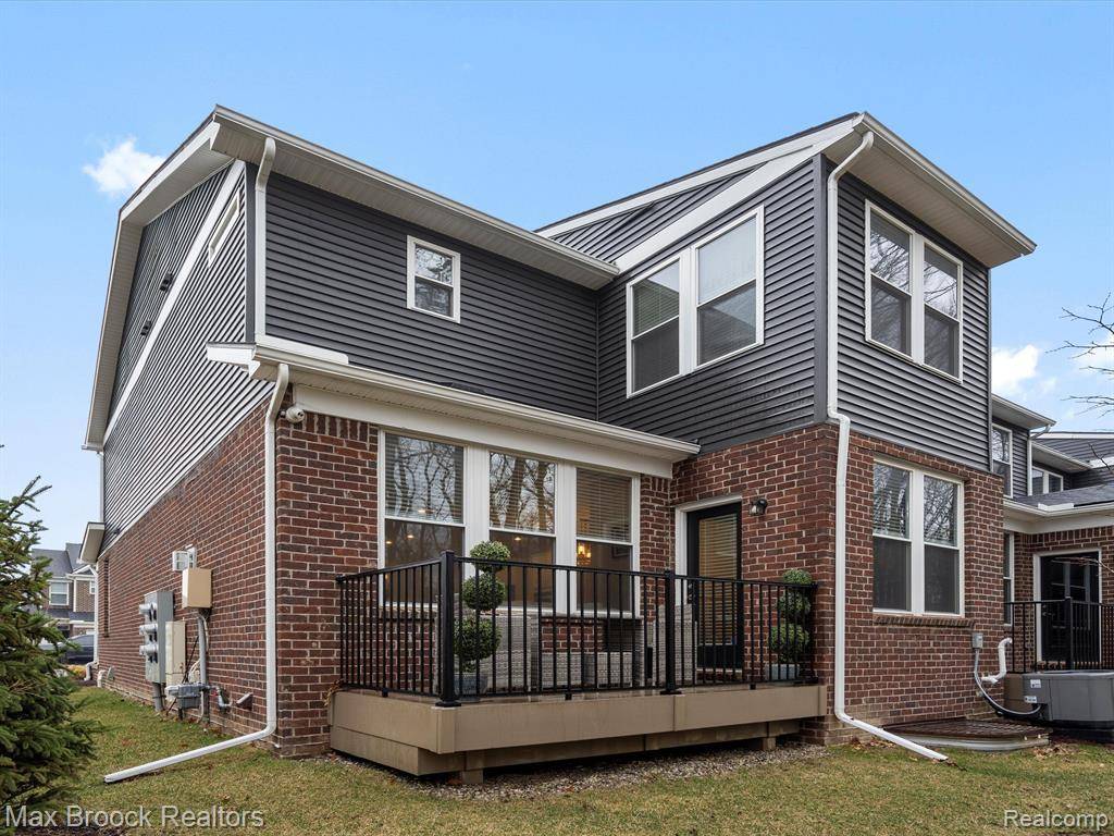 Rochester, MI 48307,764 HUMMINGBIRD Drive