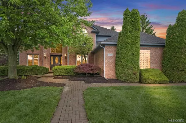 34301 W Hill Drive, Chesterfield, MI 48047