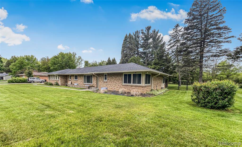 Burton, MI 48509,2211 N Sycamore Drive