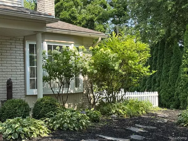 Clinton Twp, MI 48036,37298 Robindale Court