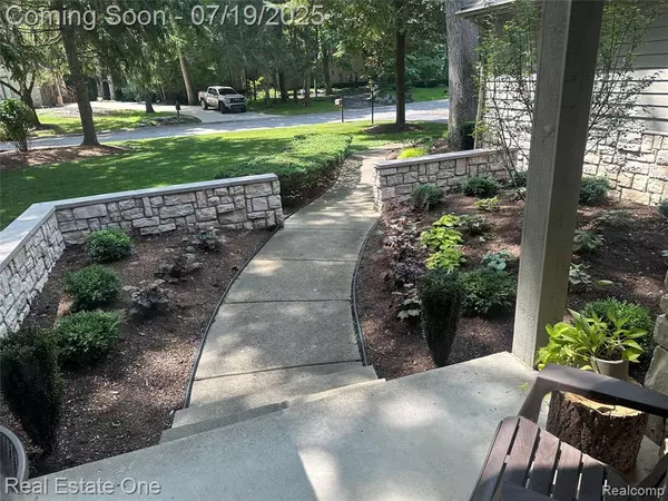 West Bloomfield, MI 48324,3574 Oakleaf Drive