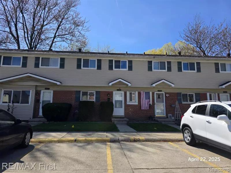 25745 Cambridge, Roseville, MI 48066