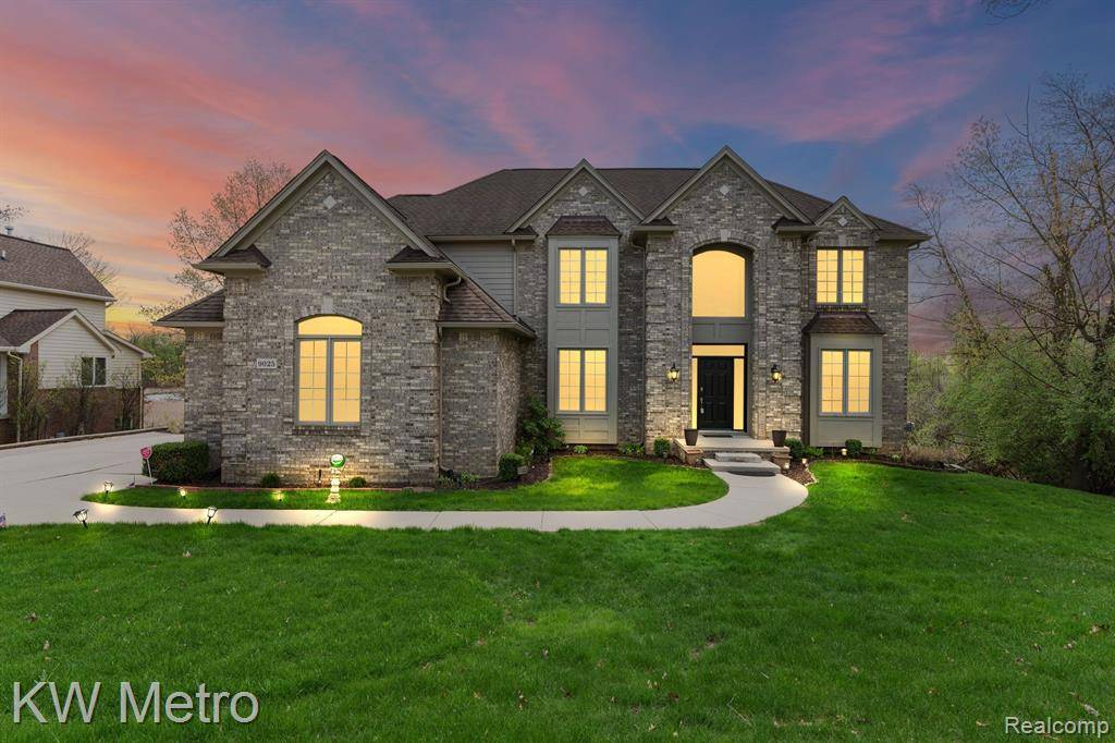 9025 HURON BLUFFS Drive, White Lake, MI