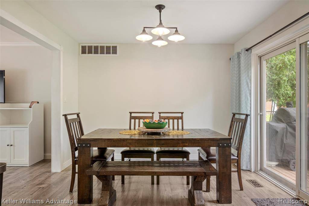 Farmington Hills, MI 48336,23355 Larkshire Street