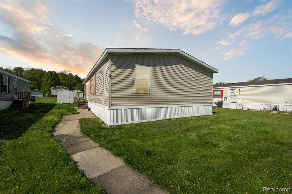 29 Fox Hound Court, Grand Blanc, MI 48439