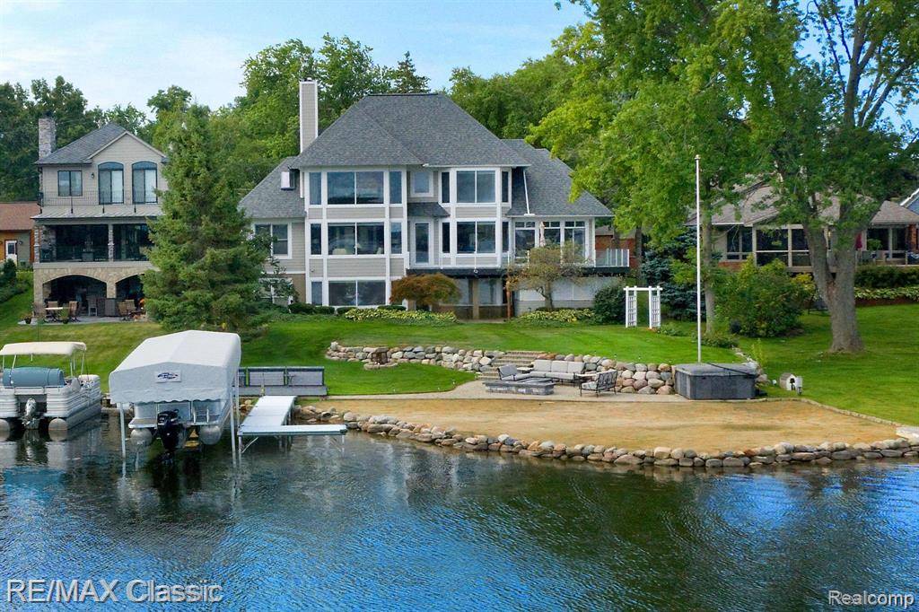 826 Wolverine Drive, Wolverine Lake, MI 48390