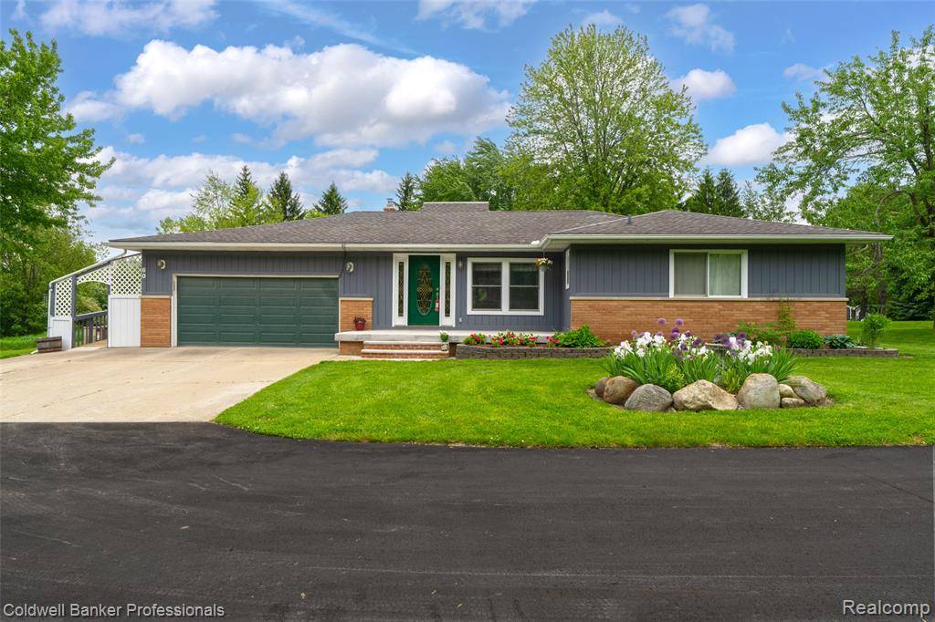 60 E Oakwood Road, Oxford, MI 48371