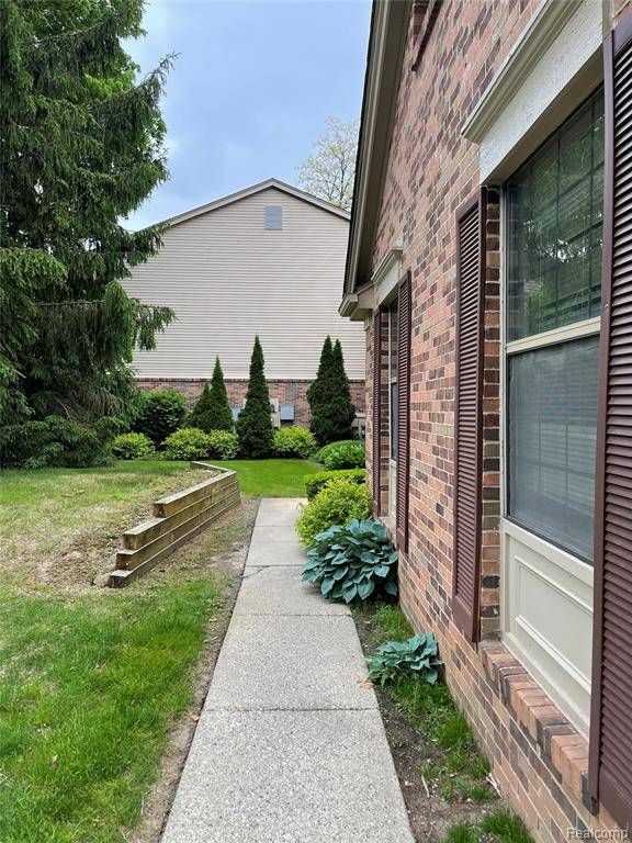 Farmington Hills, MI 48331,29664 Pine Ridge Circle