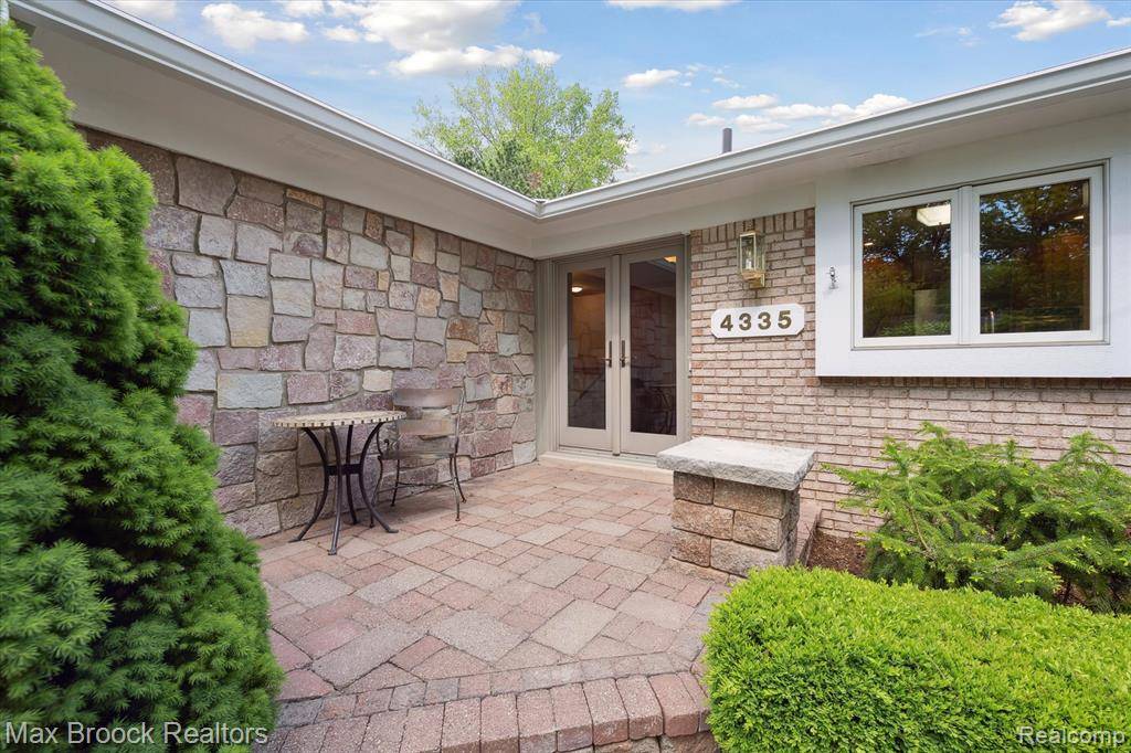 Bloomfield Hills, MI 48304,4335 Queens Way