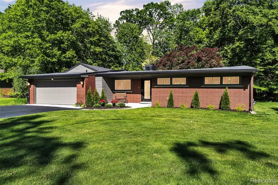 28200 E Greenmeadow Circle, Farmington Hills, MI 48334