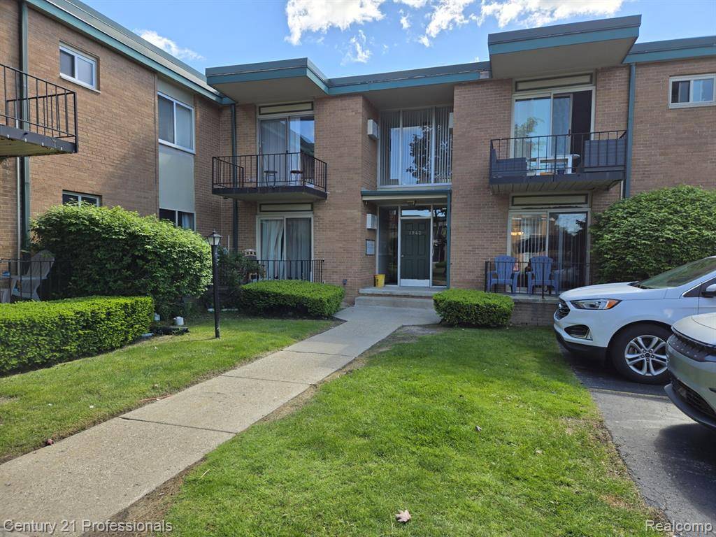 1942 Axtell Drive, Troy, MI 48084