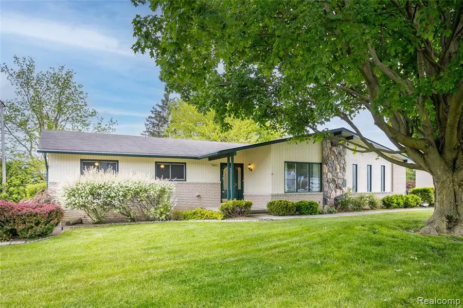 34961 Drake Heights Drive, Farmington, MI 48335