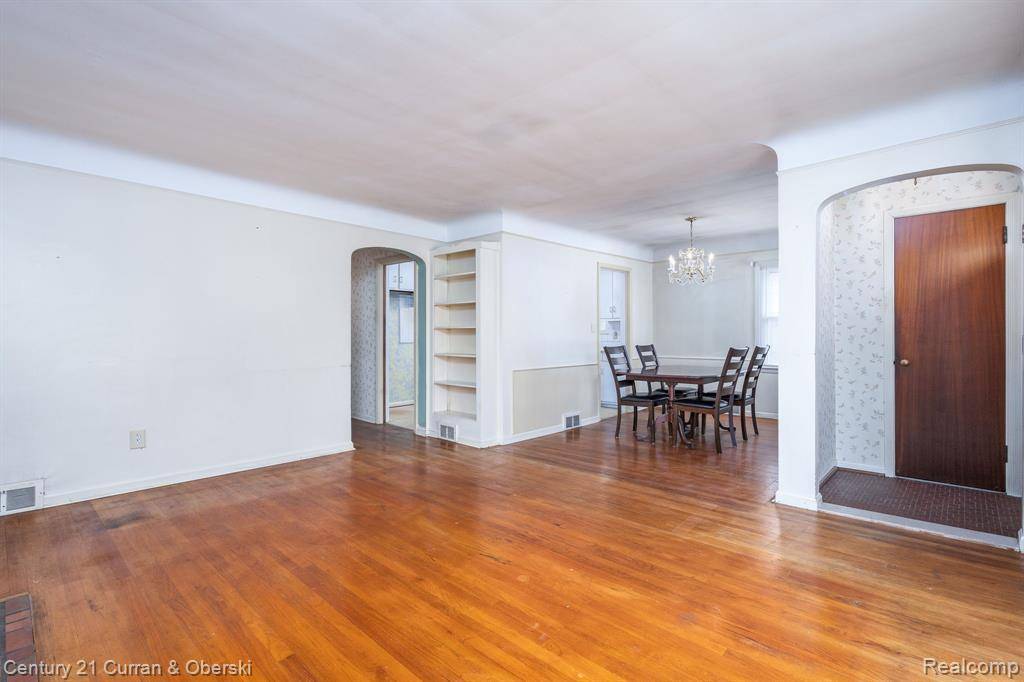 Dearborn, MI 48128,1645 Robindale Avenue