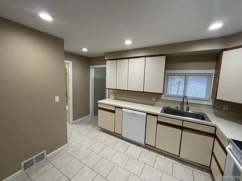 Lake Orion, MI 48362,832 BAYFIELD Street