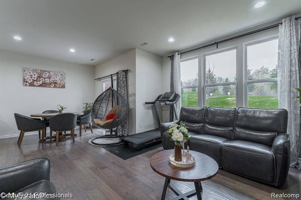 Novi, MI,24731 Ivy