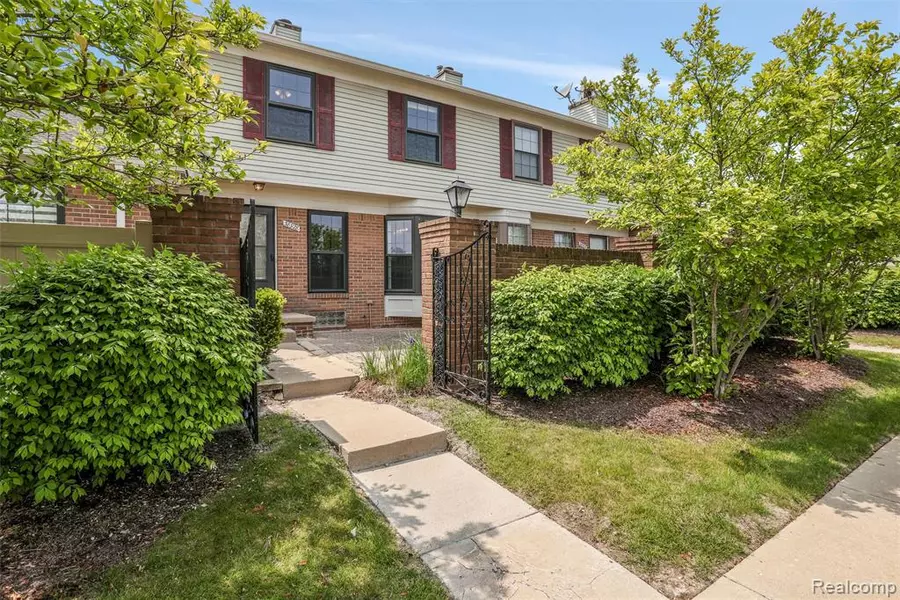 38928 Country Circle, Farmington Hills, MI 48331