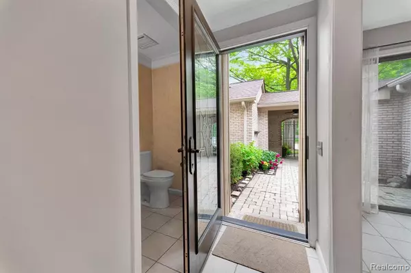 Bloomfield Hills, MI 48304,1285 Greenglen Court