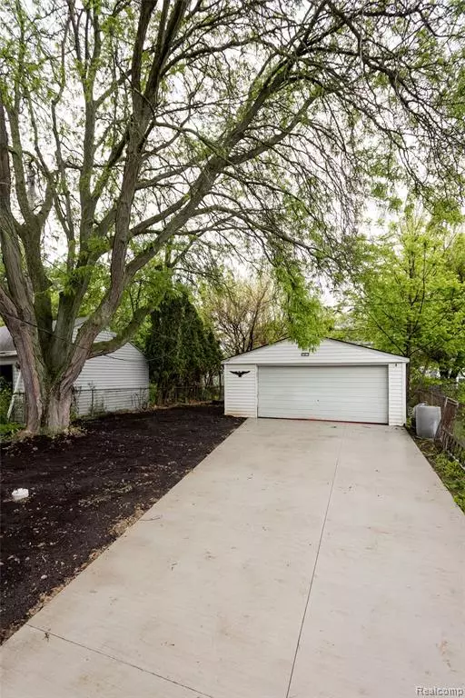 Harper Woods, MI 48225,19223 woodside street